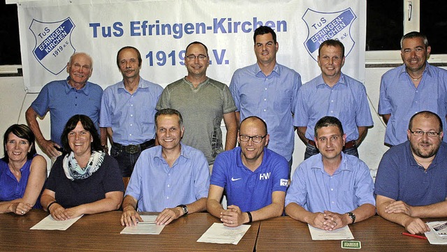 Der TuS-Vorstand  mit dem zum Ehrenmit...und Harald Schmid (stehend von rechts)  | Foto: CREMER