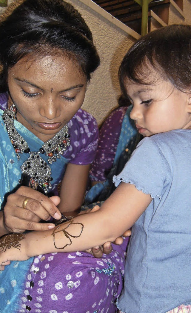 Die indischen Tnzerinnen malten fr J...d Alt auch kunstvolle Henna-Tattoos.    | Foto: Ernst Brugger