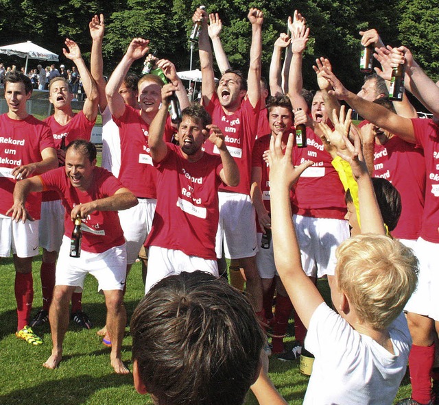 So jubeln Aufsteiger: die SVN-Fuballer   nach dem 0:0   | Foto: Jrn Kerckhoff