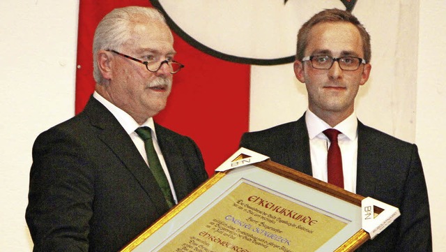 Brgermeister Benjamin Bohn (rechts) ...kunde zur  Ernennung zum Ehrenbrger.   | Foto: Herbert Trogus