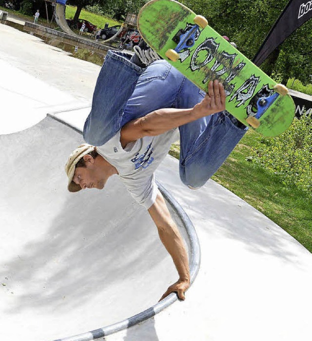 Er kann&#8217;s noch: Dirk Jehle hat f...sein Skateboard aus dem Schrank geholt  | Foto: Rita Eggstein