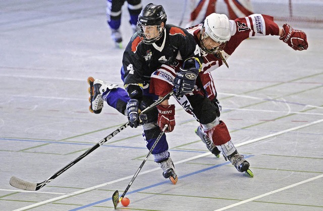 Ein Eishockey-Torhter auf Abwegen: Ch...m  Merdinger Marc Petermann bedrngt.   | Foto: Patrick Seeger