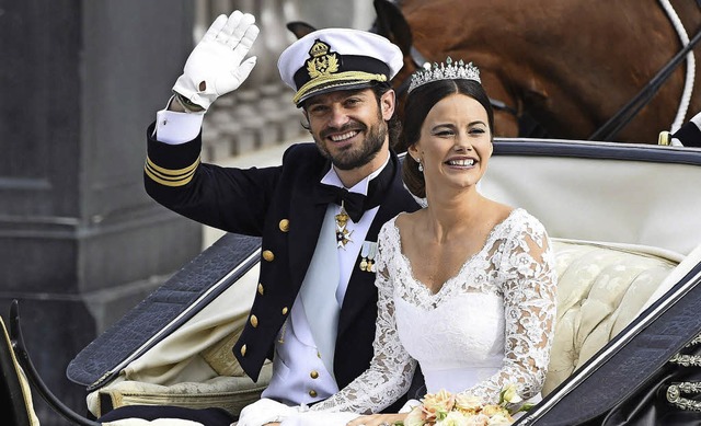 Prinz Carl Philip von Schweden und sei...nken nach der  Hochzeit in die Menge.   | Foto: dpa