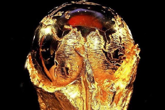 Mehr als 1100 Menschen schauen sich den WM-Pokal an