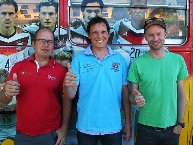 Drei Skisprung-Legenden mit engem Bezu...ich den WM-Pokal von Nahem angeschaut.  | Foto: Dieter Maurer