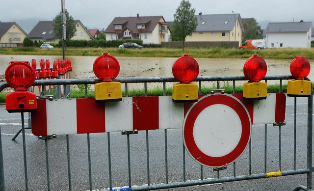 Die Strae nach Herten ist gesperrt, d...ser steht noch immer vor der Siedlung.  | Foto: Peter Gerigk