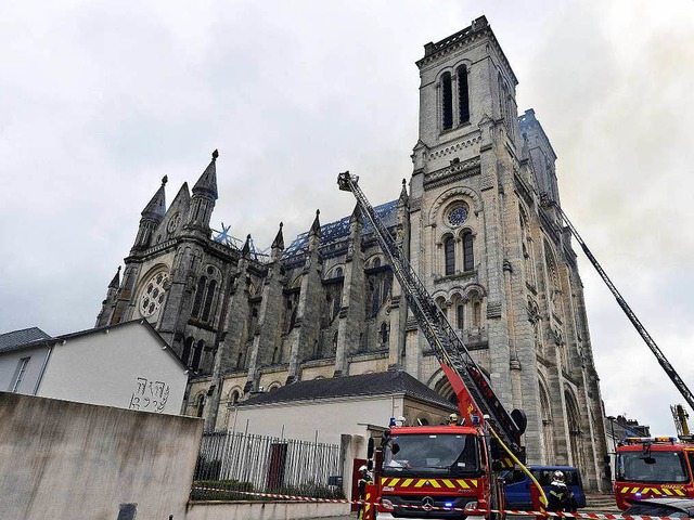 Groeinsatz am Gotteshaus: Feuer in der Basilika von Nantes.  | Foto: AFP