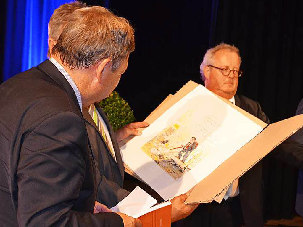 Richard Leibinger schaut sich eine Originalgrafik von Peter Gaymann an. Richard Leibinger schaut sich eine Originalgrafik von Peter Gaymann an.