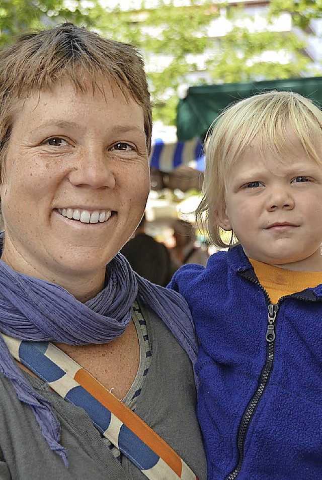 Amandine Tupin mit ihrem Sohn Emil auf...kte kaufen, ist ein Anfang, sagt sie.   | Foto: S. Gesell/busse/yankushev (fotolia)