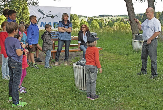 Nabu-Chef Harald Nle erklrte den ge...en Kindern das Leben der Fledermuse.   | Foto: Kuhlmann