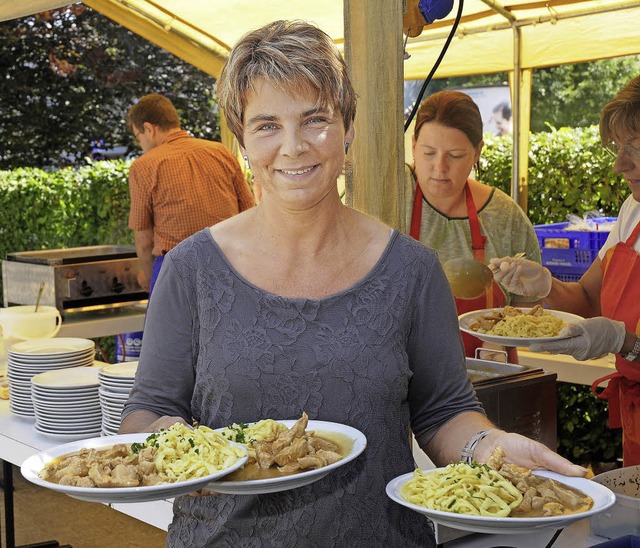 Mitarbeiterinnen der evangelischen Kir...sten Putengeschnetzeltes mit Sptzle.   | Foto: Bettina Schaller