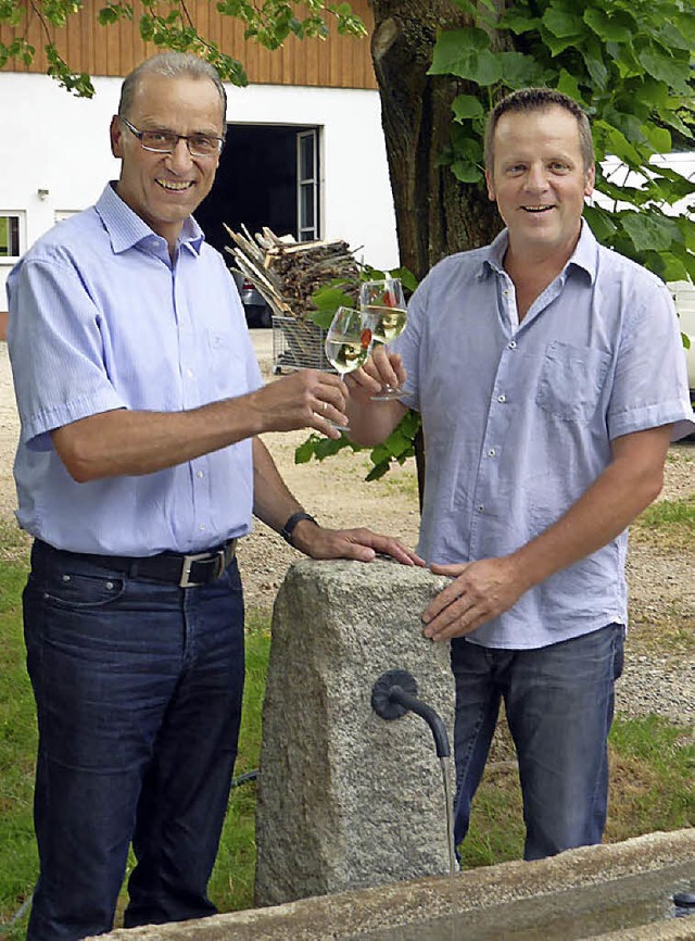 Brgermeister Fehrenbach und Matthias ...(von links) stoen auf den Brunnen an.  | Foto: privat