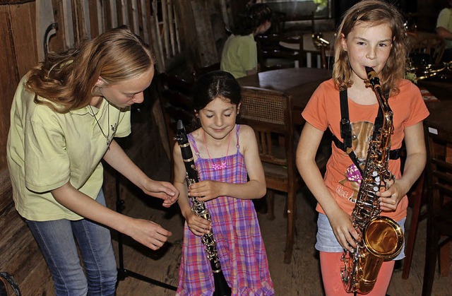 Junge Musikerinnen halfen mit Tipps fr den ersten Ton.   | Foto: Dennis Wipf