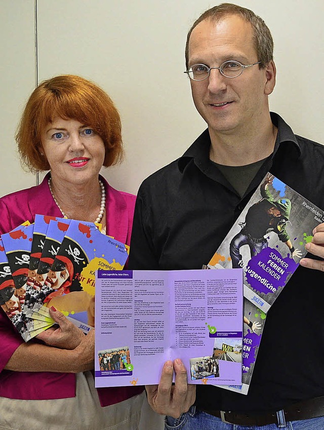 Cornelia Rsner und Andreas Kramer mit den Flyern des Sommerferienprogramms  | Foto: Martina proprenter