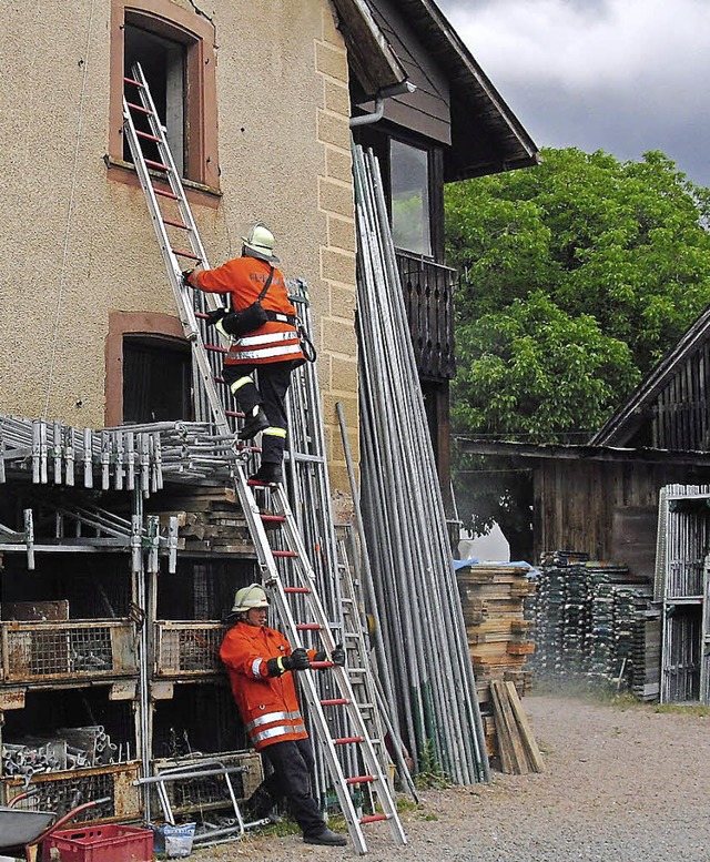 Einsatz im alten Gemeindehaus in Wieslet unter den Augen der Festbesucher   | Foto: Helga Geiger