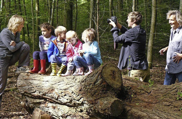 Das Waldzimmer als  Drehort: Die Kinde...rgartens traten im Nahwrme-Film auf.   | Foto: zVg