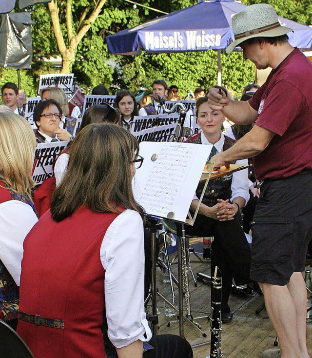 Hier ist kein Aushilfsdirigent am Werk...nsche der Tegernauer Musiker notiert.  | Foto: Cremer