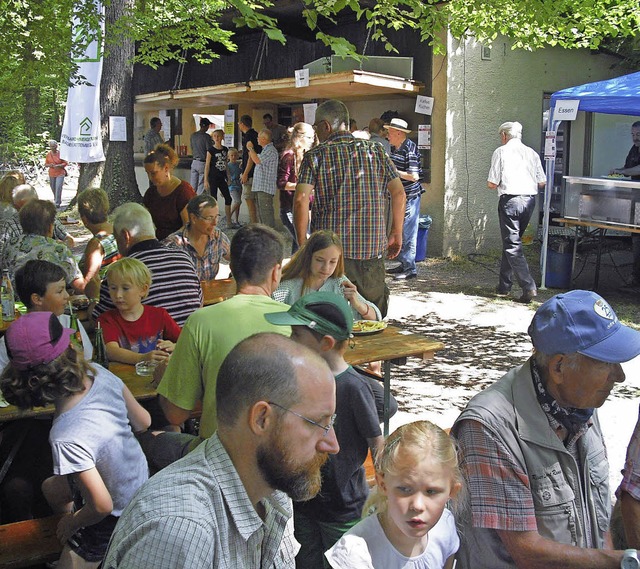 Im Schatten der groem Bume genossen ...   Waldfests der Siedlergemeinschaft.   | Foto: SENF