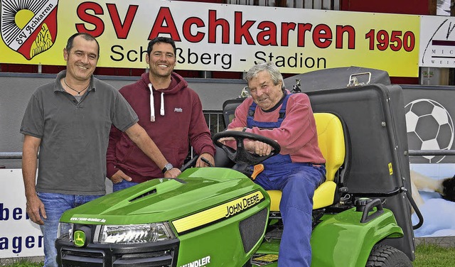 Beim Kauf des  Rasenmhers fr die Spo...  und der Raiffeisenbank untersttzt.   | Foto: Herbert Trogus