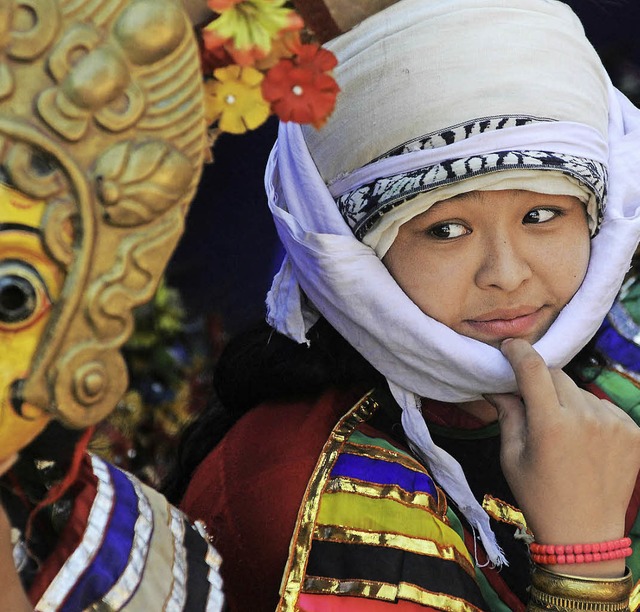 Eine Tnzerin wartet auf ihren Auftrit...monie des Knigsplatzes in Bhaktapur.   | Foto: Fotos: AFP