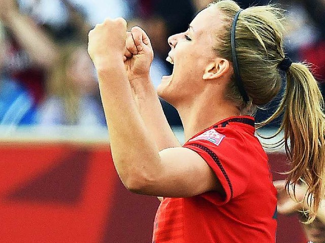 Lena Petermann feiert: Die 20-Jhrige ...g erzielte ihre ersten beiden WM-Tore.  | Foto: AFP