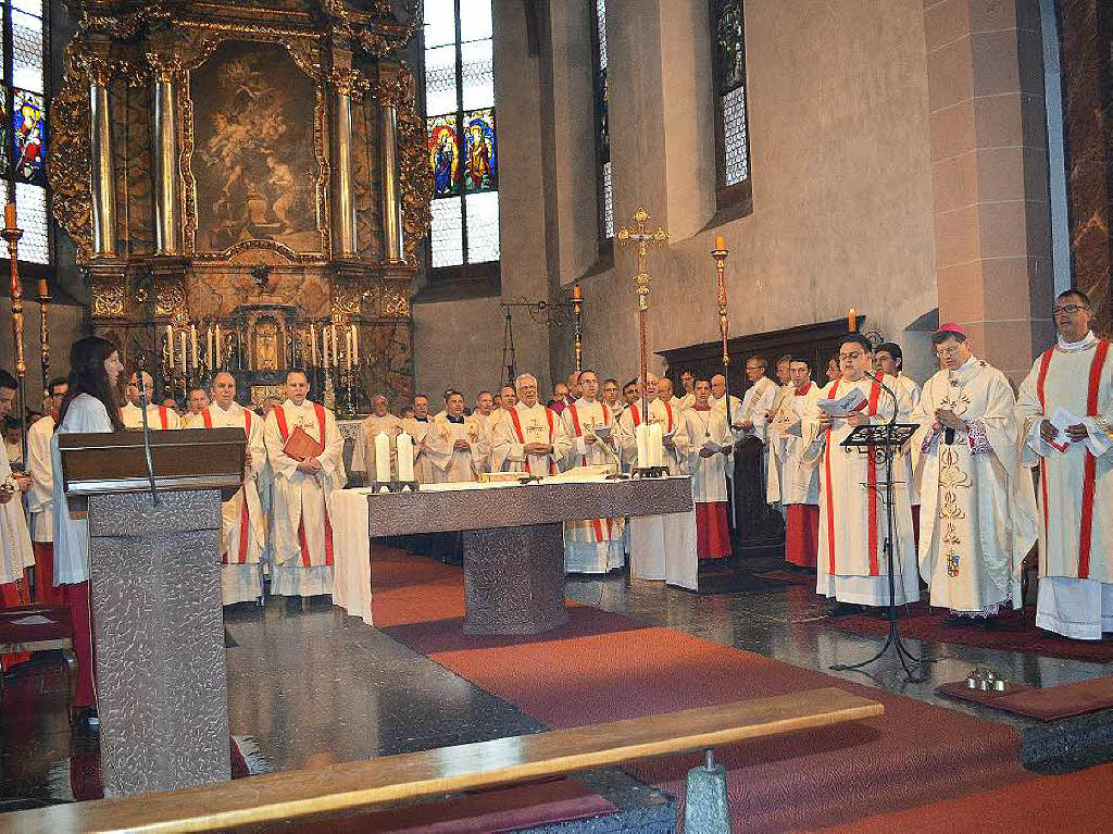 Beginn der Weihemesse: zahlreiche Geistliche fllten den Chorraum, der Erzbischof mit seinen beiden stndigen Diakonen (re.)