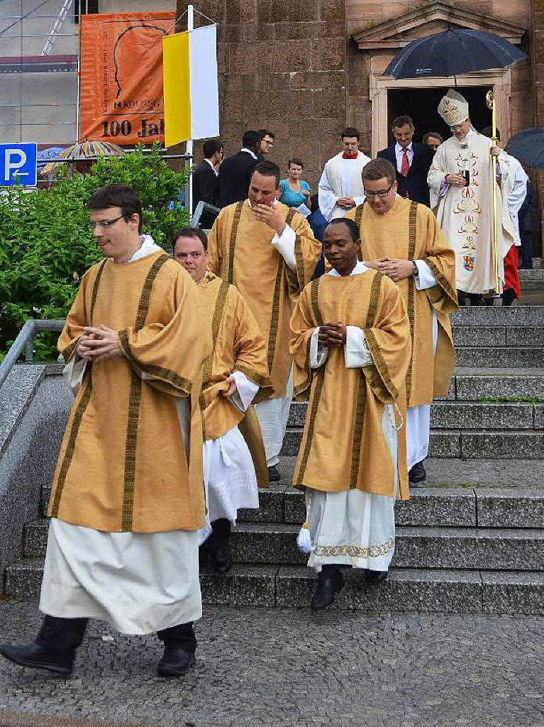 Auszug nach der Messe, zum Empfang in der Festhalle; das Ende des Zuges mit den fnf neuen Diakonen und dem Erzbischof