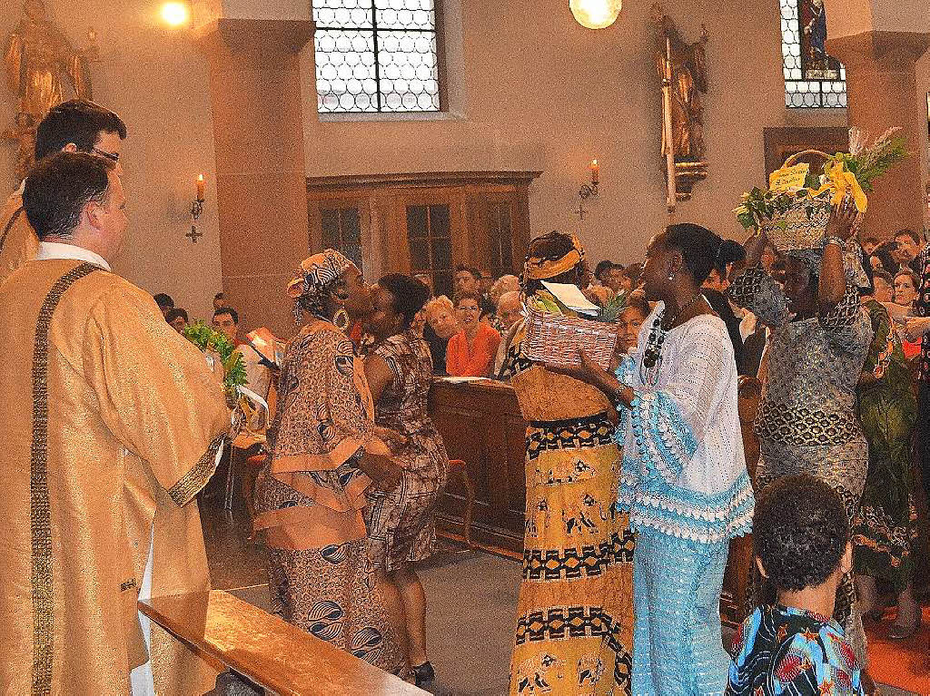 Gabenbereitung auf afrikanisch mit Mitgliedern des Chores Burubani