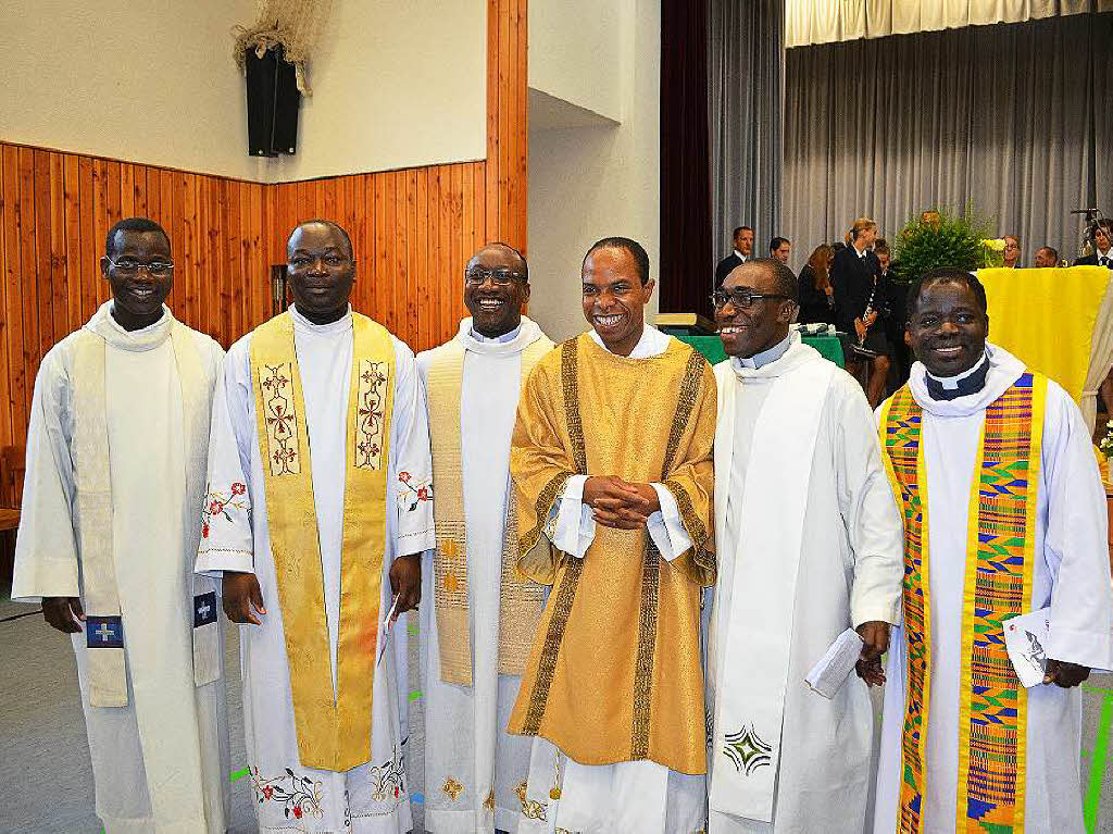 Beim Empfang: Diakon Norbert Nutsugan (braune Dalmatik) mit befreundeten Priestern aus Togo, die aus Frankreich und Italien zur Weihe angereist waren.