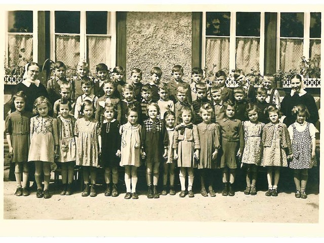Der kleine Hannes Gth (hinten, Vierte... Schwester Anna, rechts Schwester Ella  | Foto: privat