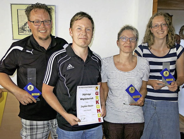 Drei Mitglieder mit Pokalen und zwei d...), Bastian Gantert (50 Pflichtspiele).  | Foto: Erhard Morath