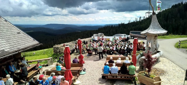 Premiere: Die Trachtenkapelle Hinterzarten spielte auf der Baldenwseger Htte.  | Foto: Pirvat