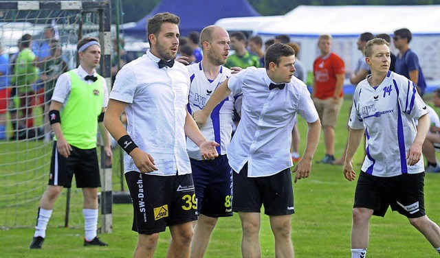 Mit Schlips &#8211; aber auch immer ge...en HTV-Handballwochenende immer dazu.  | Foto: wolfgang knstle