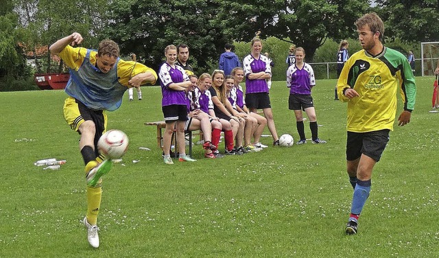 Bei den vielen spannenden Spielszenen ging es manchmal hei her &#8230;  | Foto: Aurel Moser