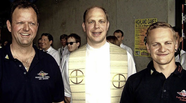 Die Abteilungskommandanten Peter Melch...n) mit Pfarrer Frank Prestel (Mitte).   | Foto: Hans Sigmund