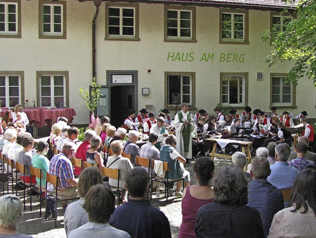 An die 200 Besucher hatten sich  im In...le Mnstertal und Dekan Gerhard Disch.  | Foto: Manfred Lange