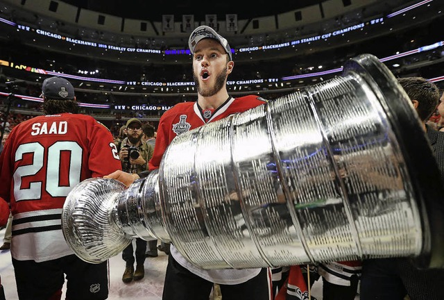 Das ist das Ding: Jonathan Toews prse...die begehrteste Trophe im Eishockey.   | Foto: afp