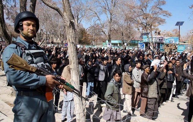 Schiitische Hazara protestieren in der...ng, der sie Tatenlosigkeit vorwerfen.   | Foto: dpa