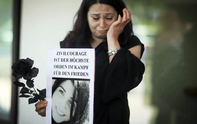 Eine Freundin von Tugce trauert am Dienstag vor dem Landgericht in Darmstadt.   | Foto: dpa