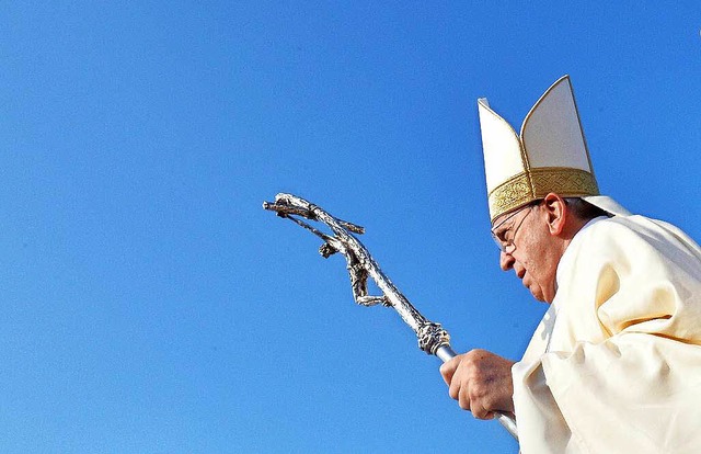 Blauer Himmel, grner Papst: Im Entwur...yklika findet Franziskus klare Worte.   | Foto: dpa