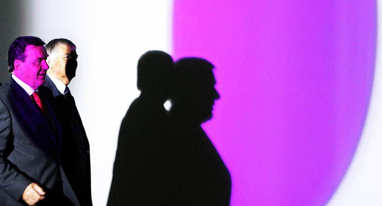 Zwischen Licht und Schatten: der ehema...vom kasachischen Diktator einspannen.   | Foto: dpa