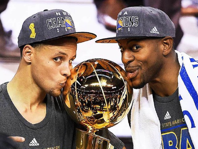 Ksschen fr die Kugel: Die Warriors-S...ebrieren ihren ersten NBA-Titelgewinn.  | Foto: AFP