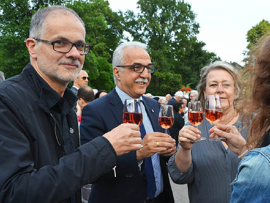 Der frhere Durbacher Brgermeister und heutige Oberbrgermeister von Kehl, Toni Vetrano, stt mit dem vom Markgrafen gestifteten Wein an.