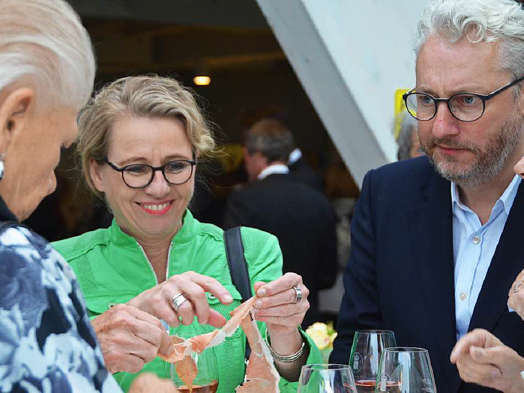 Susanne Asche (Mitte), die frhere Offenburger Fachbereichsleiterin Kultur, steht als Karlsruher Kulturchefin im Zentrum der Organisationsteams des Stadtjubilums.