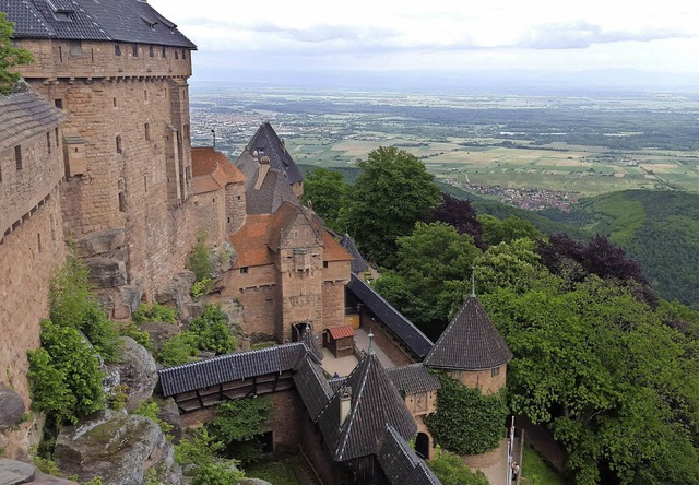 Der Blick in die Ebene ist ebenso beei...end wie die Haut-Koenigsbourg selbst.   | Foto: Evelyne Lenhardt