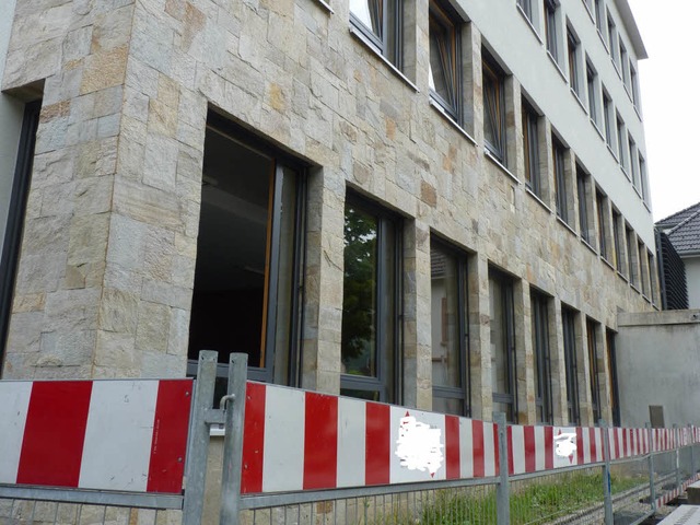 In Schnau haben sich zwei schwere Steine an der Fassade des Gymnasiums gelst.  | Foto: Dirk Sattelberger