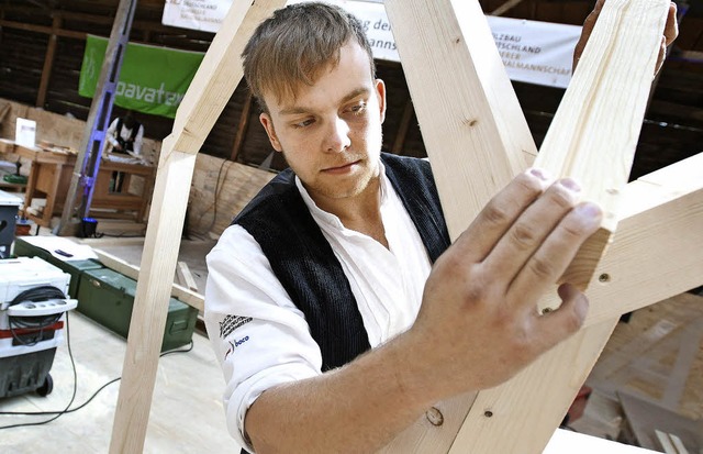 Von einem Hndchen fr Holz profitieren auf dem Bau nicht nur die Zimmerleute.   | Foto: Oliver Dietze/dpa