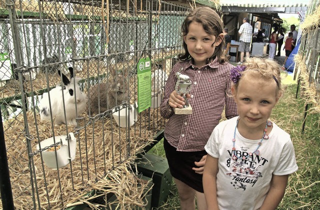 Martha und Emma Schemel (von links) mi...s  Kleintierzuchtvereins Herbolzheim.   | Foto: Thilo Bergmann