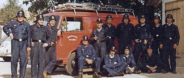 Gruppenfoto vor  49 Jahren am Einsatzwagen   | Foto: Feuerwehr