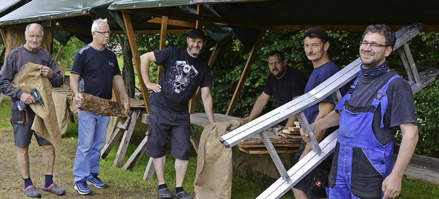 Friedrich Werner (von links), Ernst Th...m Mittelaltermarkt im Pfarrgarten auf.  | Foto: Patrick Burger